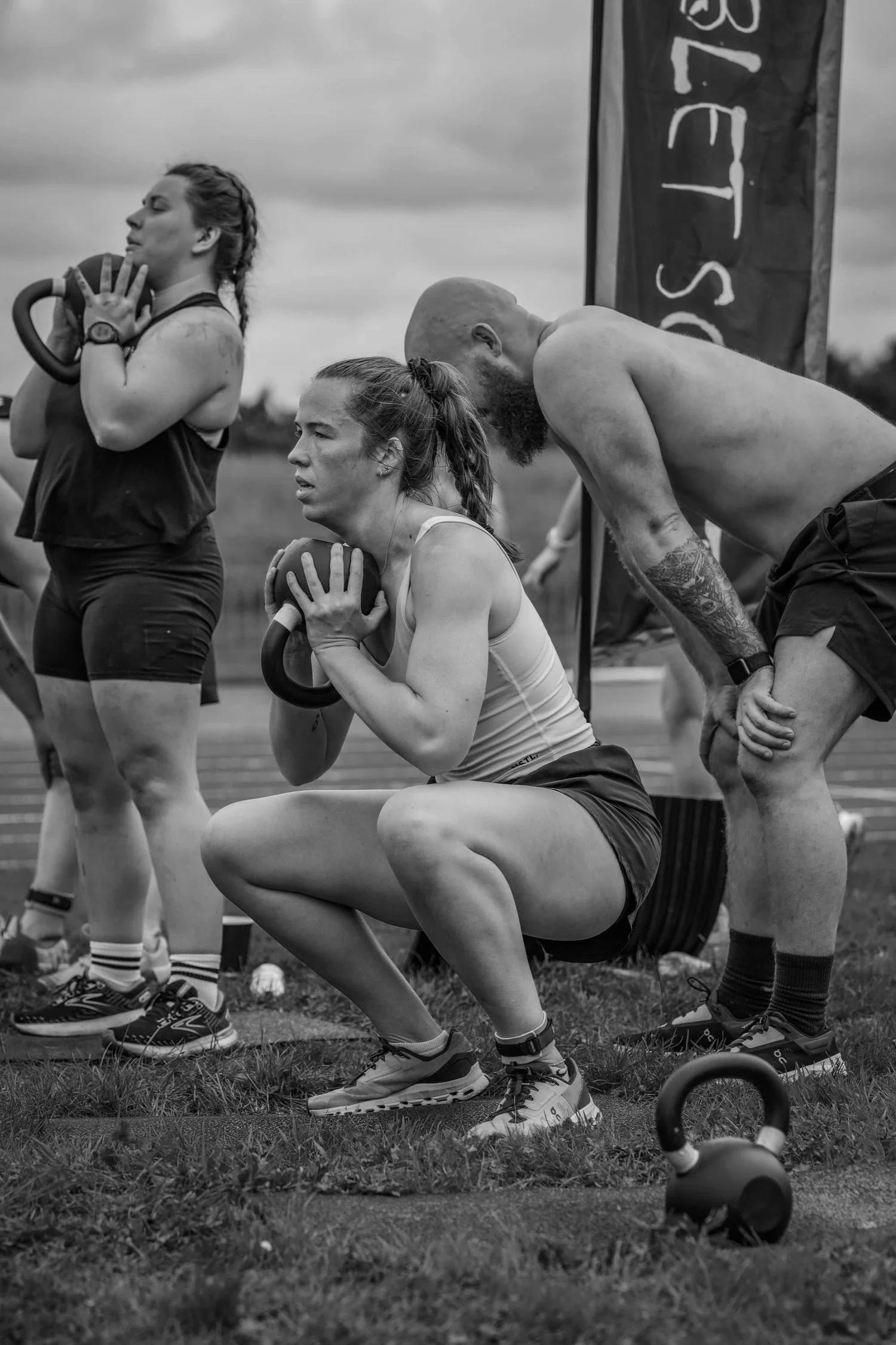 นักกีฬากำลังทำท่าโกเบลท์สควอทด้วยเคตเทิลเบลล์ ในโครงการ Goblet Squat Labour